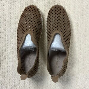 These are used but good condition isle Jacobson shoes. Tan size 37.